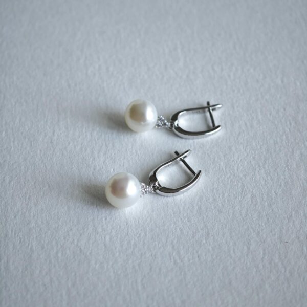 Pärliga kõrvarõngad (2) Pärliga kõrvarõngad (2)