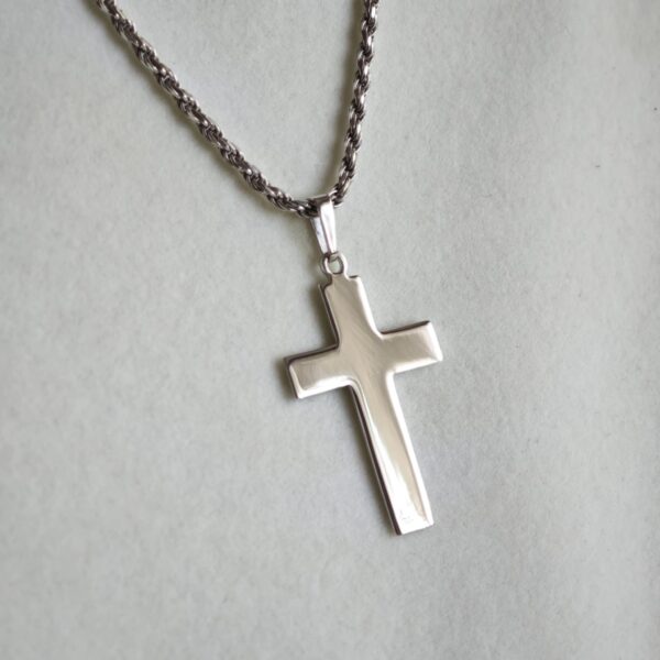 Hõbedast kaelakee ristiga (2)